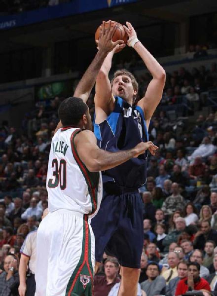 同时继续围 同时继续围